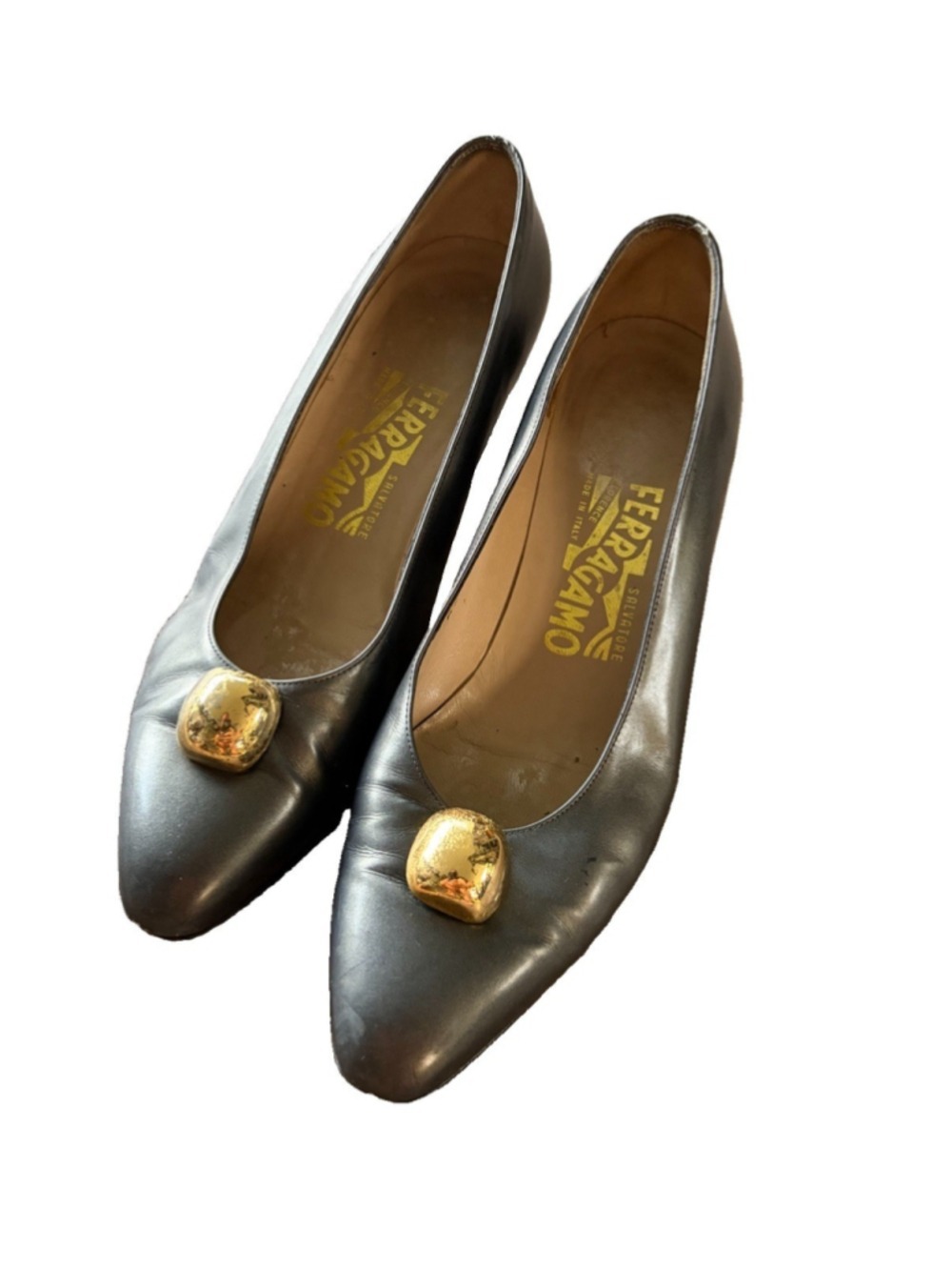 VTG Salvatore Ferragamo Gray Leather Gold Medallion Pumps Heels Size 7 B Italy